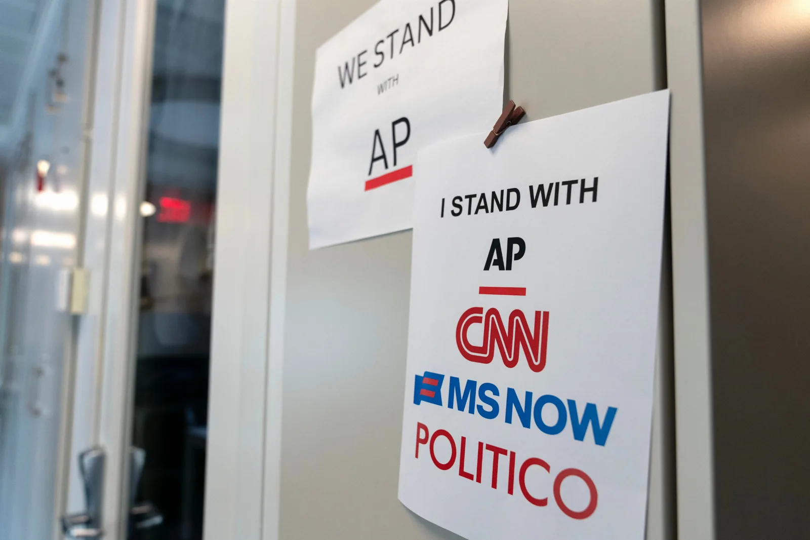 La prensa se planta unida contra la prohibición de Trump a los medios