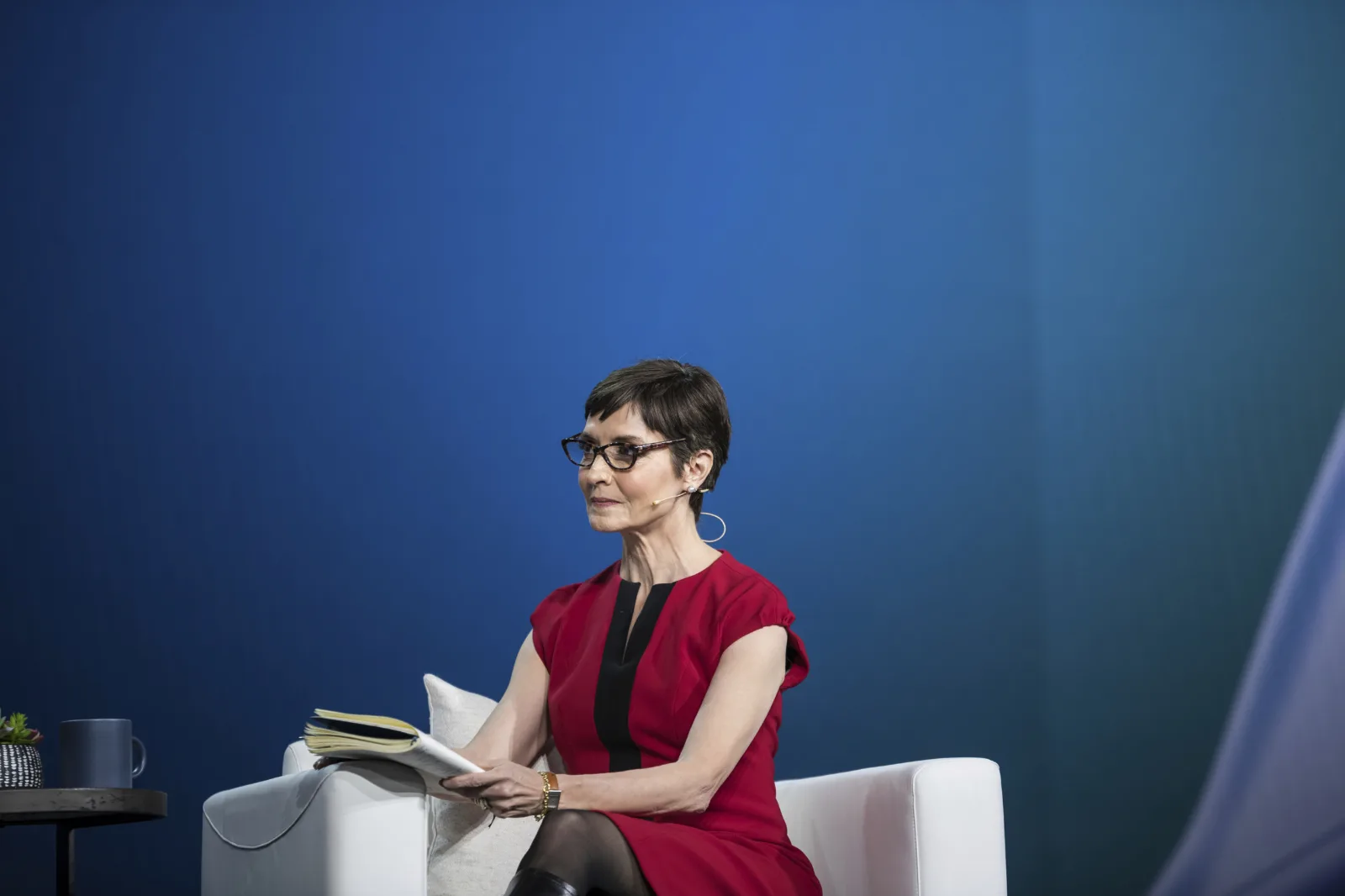 Catherine Herridge, periodista con expresión seria, en un estudio de televisión con micrófono