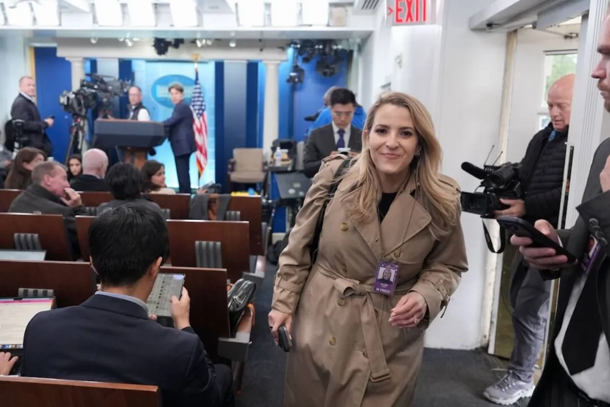 Trump vetó a tres medios, un juez los reintegró y la historia se complicó aún más